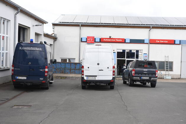 Heyda - Internat. KFZ-Kriminalität: Polizei durchsucht Werkstatt und nimmt Personen fest 06.05.2021 gegen 9 Uhr Waldheim OT Heyda, Hainichener Straße 9 Döbeln OT Neudorf, Knobelsdorfer Straße Fotograf: LausitzNews Erik-Holm Langhof Mehrere Polizeikräfte der Polizeidirektion Chemnitz und des sächsischen Landeskriminalamtes haben am Donnerstagmorgen ein Gelände eines Autoservice im Waldheimer Ortsteil Heyda durchsucht. Wie Polizeisprecher Andrzej Rydzik mitteilt, sei die Durchsuchung des Autoservice Heyda im Auftrag der Staatsanwaltschaft Chemnitz erfolgt. Es laufe ein Ermittlungsverfahren aufgrund internationalen Kfz-Diebstahls bzw. Kfz-Verschiebung. Bei der Durchsuchungsmaßnahmen habe die Polizei mehrere Beweismittel sichergestellt, Copyright: xLausitznews.de xErik-HolmxLanghofx