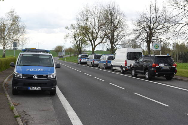 Heyda - Internat. KFZ-Kriminalität: Polizei durchsucht Werkstatt und nimmt Personen fest 06.05.2021 gegen 9 Uhr Waldheim OT Heyda, Hainichener Straße 9 Döbeln OT Neudorf, Knobelsdorfer Straße Fotograf: LausitzNews Erik-Holm Langhof Mehrere Polizeikräfte der Polizeidirektion Chemnitz und des sächsischen Landeskriminalamtes haben am Donnerstagmorgen ein Gelände eines Autoservice im Waldheimer Ortsteil Heyda durchsucht. Wie Polizeisprecher Andrzej Rydzik mitteilt, sei die Durchsuchung des Autoservice Heyda im Auftrag der Staatsanwaltschaft Chemnitz erfolgt. Es laufe ein Ermittlungsverfahren aufgrund internationalen Kfz-Diebstahls bzw. Kfz-Verschiebung. Bei der Durchsuchungsmaßnahmen habe die Polizei mehrere Beweismittel sichergestellt, Copyright: xLausitznews.de xErik-HolmxLanghofx