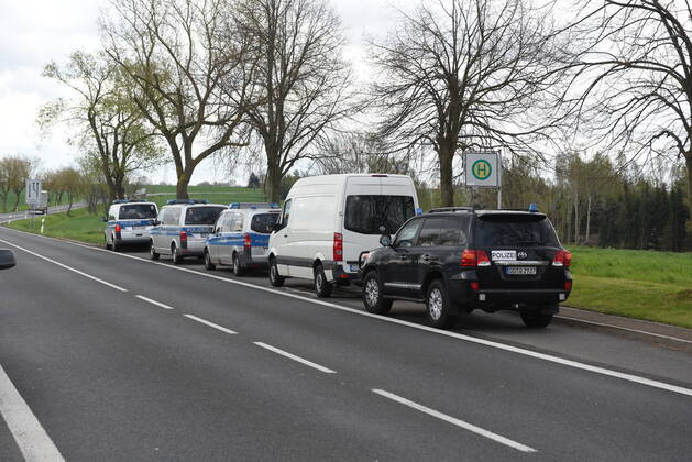 Heyda - Internat. KFZ-Kriminalität: Polizei durchsucht Werkstatt und nimmt Personen fest 06.05.2021 gegen 9 Uhr Waldheim OT Heyda, Hainichener Straße 9 Döbeln OT Neudorf, Knobelsdorfer Straße Fotograf: LausitzNews Erik-Holm Langhof Mehrere Polizeikräfte der Polizeidirektion Chemnitz und des sächsischen Landeskriminalamtes haben am Donnerstagmorgen ein Gelände eines Autoservice im Waldheimer Ortsteil Heyda durchsucht. Wie Polizeisprecher Andrzej Rydzik mitteilt, sei die Durchsuchung des Autoservice Heyda im Auftrag der Staatsanwaltschaft Chemnitz erfolgt. Es laufe ein Ermittlungsverfahren aufgrund internationalen Kfz-Diebstahls bzw. Kfz-Verschiebung. Bei der Durchsuchungsmaßnahmen habe die Polizei mehrere Beweismittel sichergestellt, Copyright: xLausitznews.de xErik-HolmxLanghofx