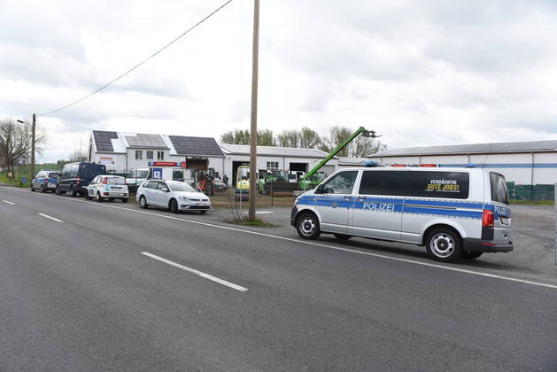 Heyda - Internat. KFZ-Kriminalität: Polizei durchsucht Werkstatt und nimmt Personen fest 06.05.2021 gegen 9 Uhr Waldheim OT Heyda, Hainichener Straße 9 Döbeln OT Neudorf, Knobelsdorfer Straße Fotograf: LausitzNews Erik-Holm Langhof Mehrere Polizeikräfte der Polizeidirektion Chemnitz und des sächsischen Landeskriminalamtes haben am Donnerstagmorgen ein Gelände eines Autoservice im Waldheimer Ortsteil Heyda durchsucht. Wie Polizeisprecher Andrzej Rydzik mitteilt, sei die Durchsuchung des Autoservice Heyda im Auftrag der Staatsanwaltschaft Chemnitz erfolgt. Es laufe ein Ermittlungsverfahren aufgrund internationalen Kfz-Diebstahls bzw. Kfz-Verschiebung. Bei der Durchsuchungsmaßnahmen habe die Polizei mehrere Beweismittel sichergestellt, Copyright: xLausitznews.de xErik-HolmxLanghofx