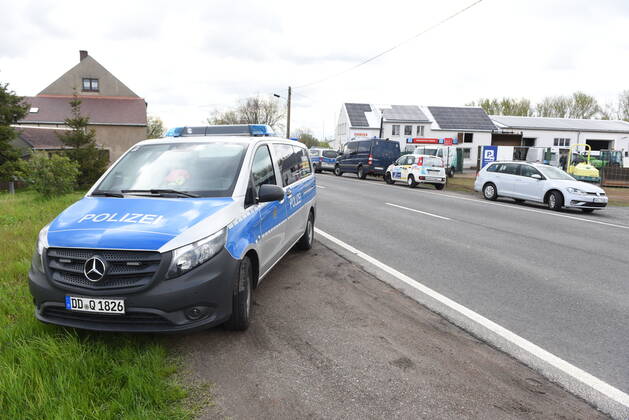 Heyda - Internat. KFZ-Kriminalität: Polizei durchsucht Werkstatt und nimmt Personen fest 06.05.2021 gegen 9 Uhr Waldheim OT Heyda, Hainichener Straße 9 Döbeln OT Neudorf, Knobelsdorfer Straße Fotograf: LausitzNews Erik-Holm Langhof Mehrere Polizeikräfte der Polizeidirektion Chemnitz und des sächsischen Landeskriminalamtes haben am Donnerstagmorgen ein Gelände eines Autoservice im Waldheimer Ortsteil Heyda durchsucht. Wie Polizeisprecher Andrzej Rydzik mitteilt, sei die Durchsuchung des Autoservice Heyda im Auftrag der Staatsanwaltschaft Chemnitz erfolgt. Es laufe ein Ermittlungsverfahren aufgrund internationalen Kfz-Diebstahls bzw. Kfz-Verschiebung. Bei der Durchsuchungsmaßnahmen habe die Polizei mehrere Beweismittel sichergestellt, Copyright: xLausitznews.de xErik-HolmxLanghofx