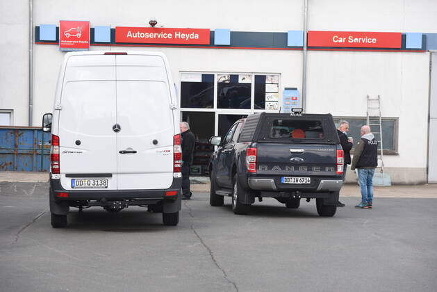 Heyda - Internat. KFZ-Kriminalität: Polizei durchsucht Werkstatt und nimmt Personen fest 06.05.2021 gegen 9 Uhr Waldheim OT Heyda, Hainichener Straße 9 Döbeln OT Neudorf, Knobelsdorfer Straße Fotograf: LausitzNews Erik-Holm Langhof Mehrere Polizeikräfte der Polizeidirektion Chemnitz und des sächsischen Landeskriminalamtes haben am Donnerstagmorgen ein Gelände eines Autoservice im Waldheimer Ortsteil Heyda durchsucht. Wie Polizeisprecher Andrzej Rydzik mitteilt, sei die Durchsuchung des Autoservice Heyda im Auftrag der Staatsanwaltschaft Chemnitz erfolgt. Es laufe ein Ermittlungsverfahren aufgrund internationalen Kfz-Diebstahls bzw. Kfz-Verschiebung. Bei der Durchsuchungsmaßnahmen habe die Polizei mehrere Beweismittel sichergestellt, Copyright: xLausitznews.de xErik-HolmxLanghofx