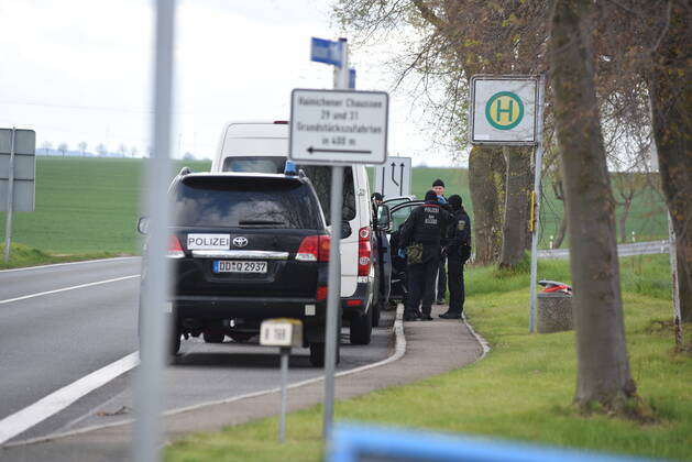 Heyda - Internat. KFZ-Kriminalität: Polizei durchsucht Werkstatt und nimmt Personen fest 06.05.2021 gegen 9 Uhr Waldheim OT Heyda, Hainichener Straße 9 Döbeln OT Neudorf, Knobelsdorfer Straße Fotograf: LausitzNews Erik-Holm Langhof Mehrere Polizeikräfte der Polizeidirektion Chemnitz und des sächsischen Landeskriminalamtes haben am Donnerstagmorgen ein Gelände eines Autoservice im Waldheimer Ortsteil Heyda durchsucht. Wie Polizeisprecher Andrzej Rydzik mitteilt, sei die Durchsuchung des Autoservice Heyda im Auftrag der Staatsanwaltschaft Chemnitz erfolgt. Es laufe ein Ermittlungsverfahren aufgrund internationalen Kfz-Diebstahls bzw. Kfz-Verschiebung. Bei der Durchsuchungsmaßnahmen habe die Polizei mehrere Beweismittel sichergestellt, Copyright: xLausitznews.de xErik-HolmxLanghofx