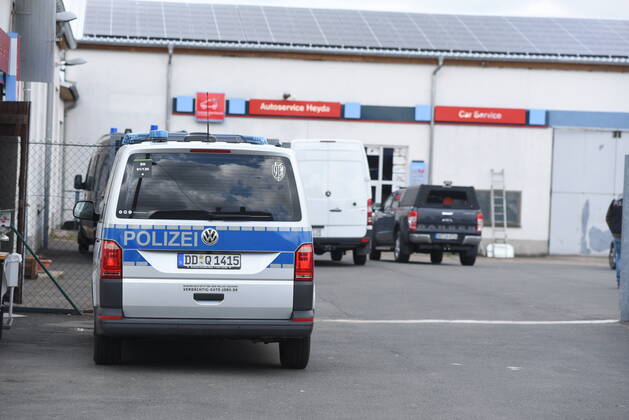 Heyda - Internat. KFZ-Kriminalität: Polizei durchsucht Werkstatt und nimmt Personen fest 06.05.2021 gegen 9 Uhr Waldheim OT Heyda, Hainichener Straße 9 Döbeln OT Neudorf, Knobelsdorfer Straße Fotograf: LausitzNews Erik-Holm Langhof Mehrere Polizeikräfte der Polizeidirektion Chemnitz und des sächsischen Landeskriminalamtes haben am Donnerstagmorgen ein Gelände eines Autoservice im Waldheimer Ortsteil Heyda durchsucht. Wie Polizeisprecher Andrzej Rydzik mitteilt, sei die Durchsuchung des Autoservice Heyda im Auftrag der Staatsanwaltschaft Chemnitz erfolgt. Es laufe ein Ermittlungsverfahren aufgrund internationalen Kfz-Diebstahls bzw. Kfz-Verschiebung. Bei der Durchsuchungsmaßnahmen habe die Polizei mehrere Beweismittel sichergestellt, Copyright: xLausitznews.de xErik-HolmxLanghofx