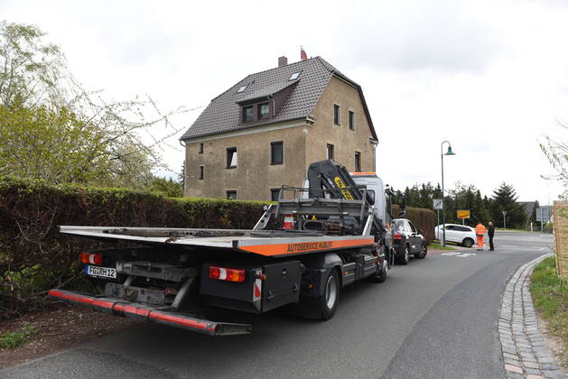 Heyda - Internat. KFZ-Kriminalität: Polizei durchsucht Werkstatt und nimmt Personen fest 06.05.2021 gegen 9 Uhr Waldheim OT Heyda, Hainichener Straße 9 Döbeln OT Neudorf, Knobelsdorfer Straße Fotograf: LausitzNews Erik-Holm Langhof Mehrere Polizeikräfte der Polizeidirektion Chemnitz und des sächsischen Landeskriminalamtes haben am Donnerstagmorgen ein Gelände eines Autoservice im Waldheimer Ortsteil Heyda durchsucht. Wie Polizeisprecher Andrzej Rydzik mitteilt, sei die Durchsuchung des Autoservice Heyda im Auftrag der Staatsanwaltschaft Chemnitz erfolgt. Es laufe ein Ermittlungsverfahren aufgrund internationalen Kfz-Diebstahls bzw. Kfz-Verschiebung. Bei der Durchsuchungsmaßnahmen habe die Polizei mehrere Beweismittel sichergestellt, Copyright: xLausitznews.de xErik-HolmxLanghofx