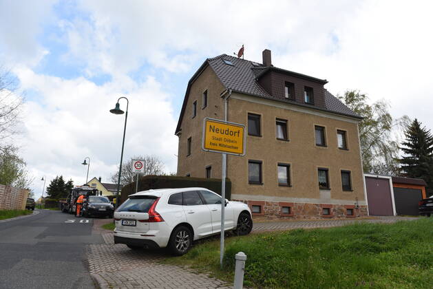 Heyda - Internat. KFZ-Kriminalität: Polizei durchsucht Werkstatt und nimmt Personen fest 06.05.2021 gegen 9 Uhr Waldheim OT Heyda, Hainichener Straße 9 Döbeln OT Neudorf, Knobelsdorfer Straße Fotograf: LausitzNews Erik-Holm Langhof Mehrere Polizeikräfte der Polizeidirektion Chemnitz und des sächsischen Landeskriminalamtes haben am Donnerstagmorgen ein Gelände eines Autoservice im Waldheimer Ortsteil Heyda durchsucht. Wie Polizeisprecher Andrzej Rydzik mitteilt, sei die Durchsuchung des Autoservice Heyda im Auftrag der Staatsanwaltschaft Chemnitz erfolgt. Es laufe ein Ermittlungsverfahren aufgrund internationalen Kfz-Diebstahls bzw. Kfz-Verschiebung. Bei der Durchsuchungsmaßnahmen habe die Polizei mehrere Beweismittel sichergestellt, Copyright: xLausitznews.de xErik-HolmxLanghofx