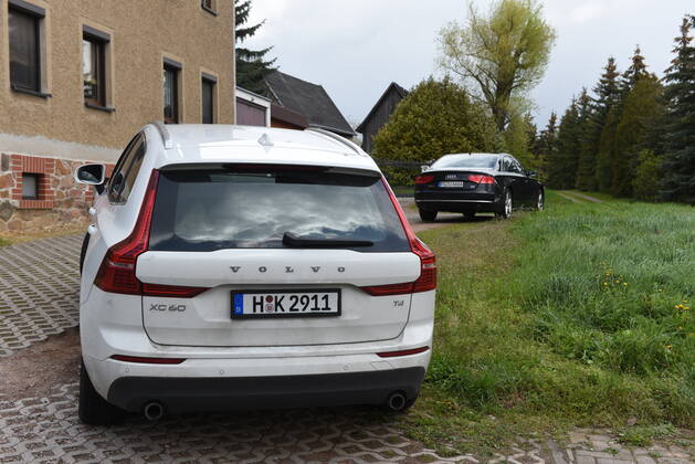 Heyda - Internat. KFZ-Kriminalität: Polizei durchsucht Werkstatt und nimmt Personen fest 06.05.2021 gegen 9 Uhr Waldheim OT Heyda, Hainichener Straße 9 Döbeln OT Neudorf, Knobelsdorfer Straße Fotograf: LausitzNews Erik-Holm Langhof Mehrere Polizeikräfte der Polizeidirektion Chemnitz und des sächsischen Landeskriminalamtes haben am Donnerstagmorgen ein Gelände eines Autoservice im Waldheimer Ortsteil Heyda durchsucht. Wie Polizeisprecher Andrzej Rydzik mitteilt, sei die Durchsuchung des Autoservice Heyda im Auftrag der Staatsanwaltschaft Chemnitz erfolgt. Es laufe ein Ermittlungsverfahren aufgrund internationalen Kfz-Diebstahls bzw. Kfz-Verschiebung. Bei der Durchsuchungsmaßnahmen habe die Polizei mehrere Beweismittel sichergestellt, Copyright: xLausitznews.de xErik-HolmxLanghofx