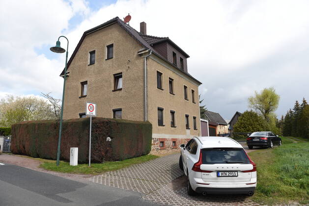 Heyda - Internat. KFZ-Kriminalität: Polizei durchsucht Werkstatt und nimmt Personen fest 06.05.2021 gegen 9 Uhr Waldheim OT Heyda, Hainichener Straße 9 Döbeln OT Neudorf, Knobelsdorfer Straße Fotograf: LausitzNews Erik-Holm Langhof Mehrere Polizeikräfte der Polizeidirektion Chemnitz und des sächsischen Landeskriminalamtes haben am Donnerstagmorgen ein Gelände eines Autoservice im Waldheimer Ortsteil Heyda durchsucht. Wie Polizeisprecher Andrzej Rydzik mitteilt, sei die Durchsuchung des Autoservice Heyda im Auftrag der Staatsanwaltschaft Chemnitz erfolgt. Es laufe ein Ermittlungsverfahren aufgrund internationalen Kfz-Diebstahls bzw. Kfz-Verschiebung. Bei der Durchsuchungsmaßnahmen habe die Polizei mehrere Beweismittel sichergestellt, Copyright: xLausitznews.de xErik-HolmxLanghofx