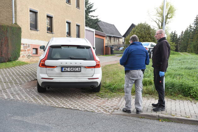 Heyda - Internat. KFZ-Kriminalität: Polizei durchsucht Werkstatt und nimmt Personen fest 06.05.2021 gegen 9 Uhr Waldheim OT Heyda, Hainichener Straße 9 Döbeln OT Neudorf, Knobelsdorfer Straße Fotograf: LausitzNews Erik-Holm Langhof Mehrere Polizeikräfte der Polizeidirektion Chemnitz und des sächsischen Landeskriminalamtes haben am Donnerstagmorgen ein Gelände eines Autoservice im Waldheimer Ortsteil Heyda durchsucht. Wie Polizeisprecher Andrzej Rydzik mitteilt, sei die Durchsuchung des Autoservice Heyda im Auftrag der Staatsanwaltschaft Chemnitz erfolgt. Es laufe ein Ermittlungsverfahren aufgrund internationalen Kfz-Diebstahls bzw. Kfz-Verschiebung. Bei der Durchsuchungsmaßnahmen habe die Polizei mehrere Beweismittel sichergestellt, Copyright: xLausitznews.de xErik-HolmxLanghofx