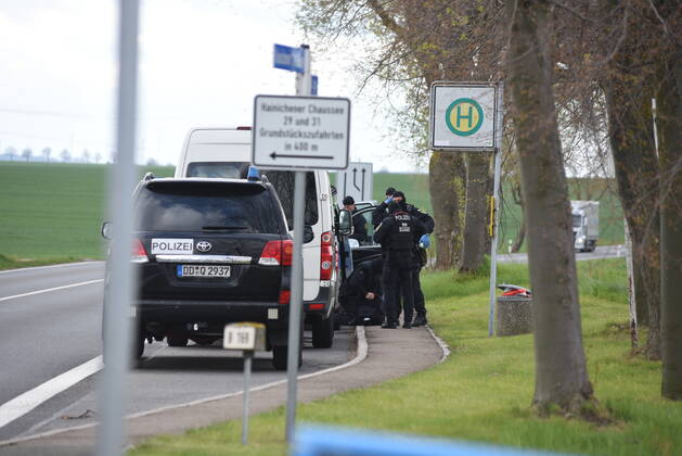 Heyda - Internat. KFZ-Kriminalität: Polizei durchsucht Werkstatt und nimmt Personen fest 06.05.2021 gegen 9 Uhr Waldheim OT Heyda, Hainichener Straße 9 Döbeln OT Neudorf, Knobelsdorfer Straße Fotograf: LausitzNews Erik-Holm Langhof Mehrere Polizeikräfte der Polizeidirektion Chemnitz und des sächsischen Landeskriminalamtes haben am Donnerstagmorgen ein Gelände eines Autoservice im Waldheimer Ortsteil Heyda durchsucht. Wie Polizeisprecher Andrzej Rydzik mitteilt, sei die Durchsuchung des Autoservice Heyda im Auftrag der Staatsanwaltschaft Chemnitz erfolgt. Es laufe ein Ermittlungsverfahren aufgrund internationalen Kfz-Diebstahls bzw. Kfz-Verschiebung. Bei der Durchsuchungsmaßnahmen habe die Polizei mehrere Beweismittel sichergestellt, Copyright: xLausitznews.de xErik-HolmxLanghofx