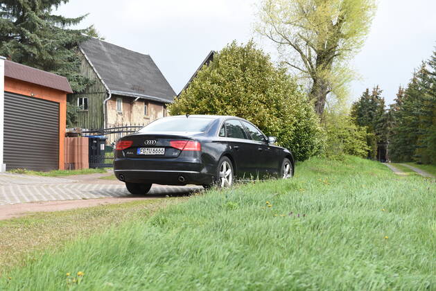 Heyda - Internat. KFZ-Kriminalität: Polizei durchsucht Werkstatt und nimmt Personen fest 06.05.2021 gegen 9 Uhr Waldheim OT Heyda, Hainichener Straße 9 Döbeln OT Neudorf, Knobelsdorfer Straße Fotograf: LausitzNews Erik-Holm Langhof Mehrere Polizeikräfte der Polizeidirektion Chemnitz und des sächsischen Landeskriminalamtes haben am Donnerstagmorgen ein Gelände eines Autoservice im Waldheimer Ortsteil Heyda durchsucht. Wie Polizeisprecher Andrzej Rydzik mitteilt, sei die Durchsuchung des Autoservice Heyda im Auftrag der Staatsanwaltschaft Chemnitz erfolgt. Es laufe ein Ermittlungsverfahren aufgrund internationalen Kfz-Diebstahls bzw. Kfz-Verschiebung. Bei der Durchsuchungsmaßnahmen habe die Polizei mehrere Beweismittel sichergestellt, Copyright: xLausitznews.de xErik-HolmxLanghofx
