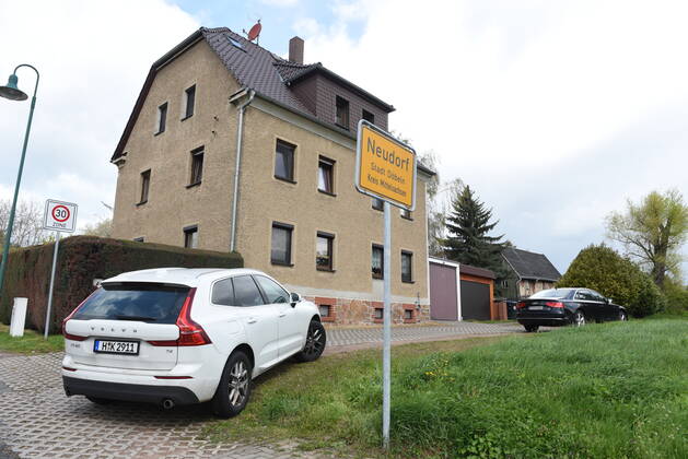 Heyda - Internat. KFZ-Kriminalität: Polizei durchsucht Werkstatt und nimmt Personen fest 06.05.2021 gegen 9 Uhr Waldheim OT Heyda, Hainichener Straße 9 Döbeln OT Neudorf, Knobelsdorfer Straße Fotograf: LausitzNews Erik-Holm Langhof Mehrere Polizeikräfte der Polizeidirektion Chemnitz und des sächsischen Landeskriminalamtes haben am Donnerstagmorgen ein Gelände eines Autoservice im Waldheimer Ortsteil Heyda durchsucht. Wie Polizeisprecher Andrzej Rydzik mitteilt, sei die Durchsuchung des Autoservice Heyda im Auftrag der Staatsanwaltschaft Chemnitz erfolgt. Es laufe ein Ermittlungsverfahren aufgrund internationalen Kfz-Diebstahls bzw. Kfz-Verschiebung. Bei der Durchsuchungsmaßnahmen habe die Polizei mehrere Beweismittel sichergestellt, Copyright: xLausitznews.de xErik-HolmxLanghofx