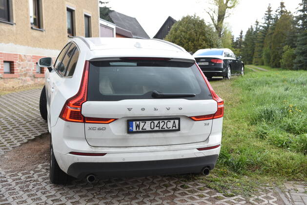 Heyda - Internat. KFZ-Kriminalität: Polizei durchsucht Werkstatt und nimmt Personen fest 06.05.2021 gegen 9 Uhr Waldheim OT Heyda, Hainichener Straße 9 Döbeln OT Neudorf, Knobelsdorfer Straße Fotograf: LausitzNews Erik-Holm Langhof Mehrere Polizeikräfte der Polizeidirektion Chemnitz und des sächsischen Landeskriminalamtes haben am Donnerstagmorgen ein Gelände eines Autoservice im Waldheimer Ortsteil Heyda durchsucht. Wie Polizeisprecher Andrzej Rydzik mitteilt, sei die Durchsuchung des Autoservice Heyda im Auftrag der Staatsanwaltschaft Chemnitz erfolgt. Es laufe ein Ermittlungsverfahren aufgrund internationalen Kfz-Diebstahls bzw. Kfz-Verschiebung. Bei der Durchsuchungsmaßnahmen habe die Polizei mehrere Beweismittel sichergestellt, Copyright: xLausitznews.de xErik-HolmxLanghofx