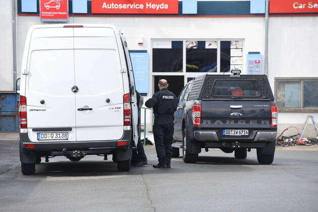 Heyda - Internat. KFZ-Kriminalität: Polizei durchsucht Werkstatt und nimmt Personen fest 06.05.2021 gegen 9 Uhr Waldheim OT Heyda, Hainichener Straße 9 Döbeln OT Neudorf, Knobelsdorfer Straße Fotograf: LausitzNews Erik-Holm Langhof Mehrere Polizeikräfte der Polizeidirektion Chemnitz und des sächsischen Landeskriminalamtes haben am Donnerstagmorgen ein Gelände eines Autoservice im Waldheimer Ortsteil Heyda durchsucht. Wie Polizeisprecher Andrzej Rydzik mitteilt, sei die Durchsuchung des Autoservice Heyda im Auftrag der Staatsanwaltschaft Chemnitz erfolgt. Es laufe ein Ermittlungsverfahren aufgrund internationalen Kfz-Diebstahls bzw. Kfz-Verschiebung. Bei der Durchsuchungsmaßnahmen habe die Polizei mehrere Beweismittel sichergestellt, Copyright: xLausitznews.de xErik-HolmxLanghofx