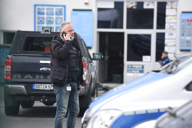 Heyda - Internat. KFZ-Kriminalität: Polizei durchsucht Werkstatt und nimmt Personen fest 06.05.2021 gegen 9 Uhr Waldheim OT Heyda, Hainichener Straße 9 Döbeln OT Neudorf, Knobelsdorfer Straße Fotograf: LausitzNews Erik-Holm Langhof Mehrere Polizeikräfte der Polizeidirektion Chemnitz und des sächsischen Landeskriminalamtes haben am Donnerstagmorgen ein Gelände eines Autoservice im Waldheimer Ortsteil Heyda durchsucht. Wie Polizeisprecher Andrzej Rydzik mitteilt, sei die Durchsuchung des Autoservice Heyda im Auftrag der Staatsanwaltschaft Chemnitz erfolgt. Es laufe ein Ermittlungsverfahren aufgrund internationalen Kfz-Diebstahls bzw. Kfz-Verschiebung. Bei der Durchsuchungsmaßnahmen habe die Polizei mehrere Beweismittel sichergestellt, Copyright: xLausitznews.de xErik-HolmxLanghofx