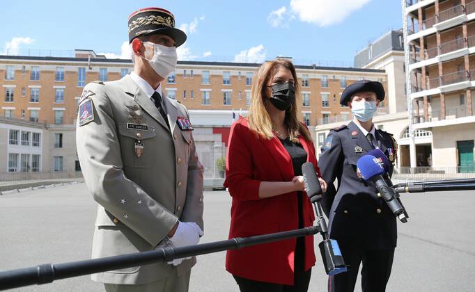 Marlene Schiappa ministre deleguee aupres du ministre de l Interieur chargee de la Citoyennete remet la medaille de bronze pour actes de courage et de devouement a Marion Dehecq Pompier reserviste dont l intervention a permis de sauver un homme victime d un arret cardiaque au Parc Monceau NEWS: Marlene Schiappa recompense un pompier -Paris - 10 05 2021 JonathanRebboah Panoramic  PESRK24022012