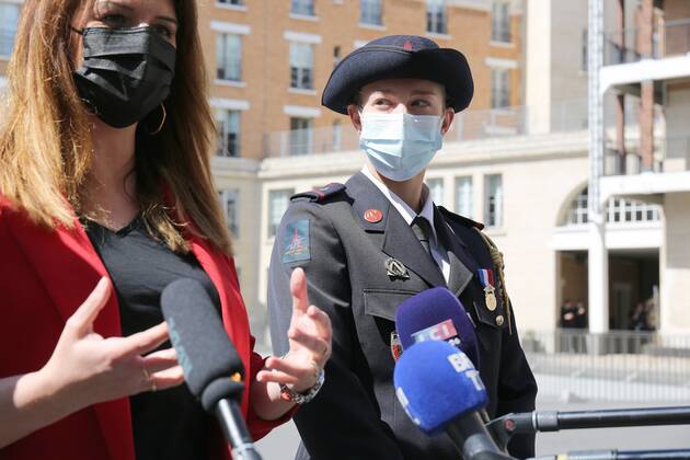 Marlene Schiappa ministre deleguee aupres du ministre de l Interieur chargee de la Citoyennete remet la medaille de bronze pour actes de courage et de devouement a Marion Dehecq Pompier reserviste dont l intervention a permis de sauver un homme victime d un arret cardiaque au Parc Monceau NEWS: Marlene Schiappa recompense un pompier -Paris - 10 05 2021 JonathanRebboah Panoramic  PESRK24022012