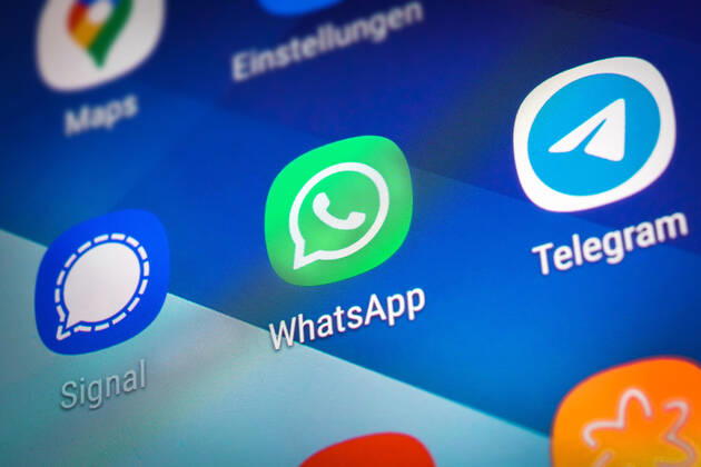 Logos der Social-Media Messenger-Apps Telegram, WhatsApp und Signal auf dem Bidschirm eines Smartpones