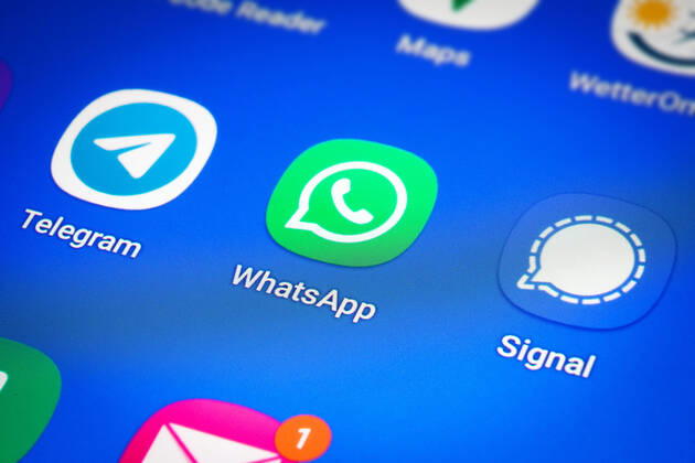 Logos der Social-Media Messenger-Apps Telegram, WhatsApp und Signal auf dem Bidschirm eines Smartpones