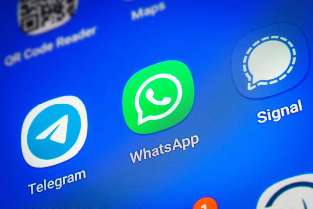 Logos der Social-Media Messenger-Apps Telegram, WhatsApp und Signal auf dem Bidschirm eines Smartpones