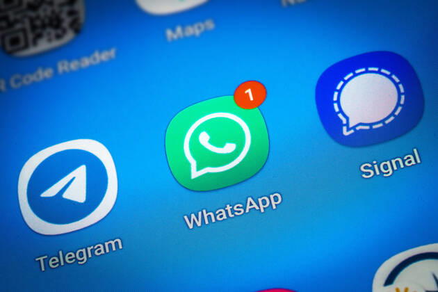 Logos der Social-Media Messenger-Apps Telegram, WhatsApp und Signal auf dem Bidschirm eines Smartpones