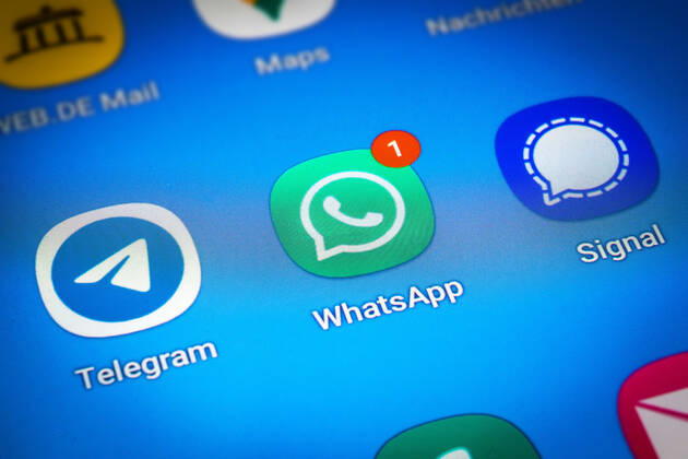 Logos der Social-Media Messenger-Apps Telegram, WhatsApp und Signal auf dem Bidschirm eines Smartpones