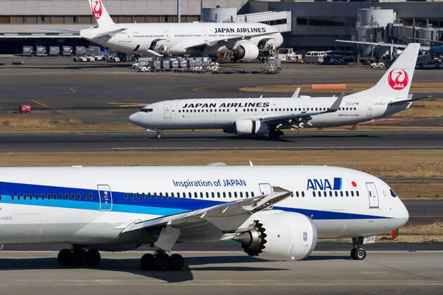 February 1, 2019, Tokyo, Tokyo, Japan: An All Nippon Airways (ANA) Boeing 787 Dreamliner taxis past a Japan Airlines (JAL) Boeing 737-846 at Haneda Airport. Tokyo Japan - ZUMAs197 20190201_zab_s197_119 Copyright: xDamonxCoulterx