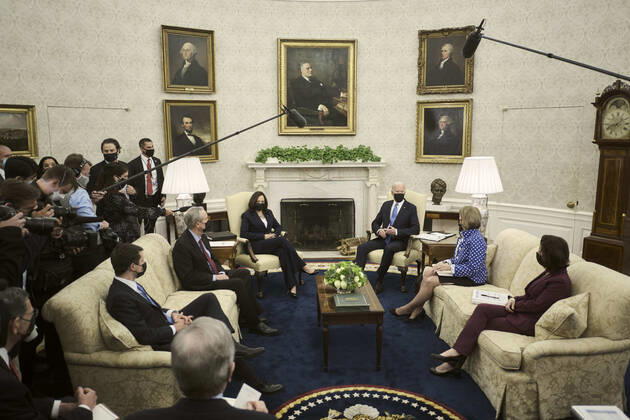 News Bilder des Tages May 13, 2021, Washington, District of Columbia, USA: United States President Joe Biden, with US Vice President Kamala Harris, makes a brief statement to the press during a meeting with a group of Republican senators to discuss the administration™s infrastructure plan, in the Oval Office at the White House in Washington, D.C., on May 13, 2021. Included in the meeting were US Secretary of Transportation Pete Buttigieg, from left, US Senator Mike Crapo (Republican of Idaho), US Senator Shelley Moore Capito (Republican of West Virginia), and US Secretary of Commerce Gina Raimondo Washington USA - ZUMAs152 20210513_zaa_s152_186 Copyright: xT.J.xKirkpatrickx