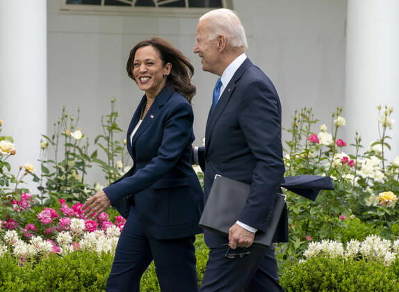 News Bilder des Tages May 13, 2021, Washington, District of Columbia, USA: United States Vice President Kamala Harris and US President Joe Biden walk away after he gave remarks on the new Covid-19 Centers for Disease Control mask guidelines in the Rose Garden, at the White House in Washington, DC on Thursday, May 13, 2021. Fully vaccinated people no longer need to wear a face mask or stay six feet away from others in most settings, whether outdoors or indoors, the Centers for Disease Control and Prevention said in updated public health guidance released Thursday Washington USA - ZUMAs152 20210513_zaa_s152_210 Copyright: xTasosxKatopodisx-xPoolxViaxCnpx