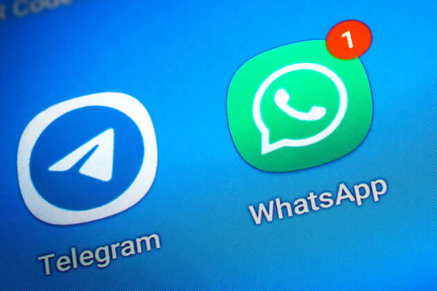 Logos der Social-Media Messenger-Apps Telegram und WhatsApp auf dem Bidschirm eines Smartpones
