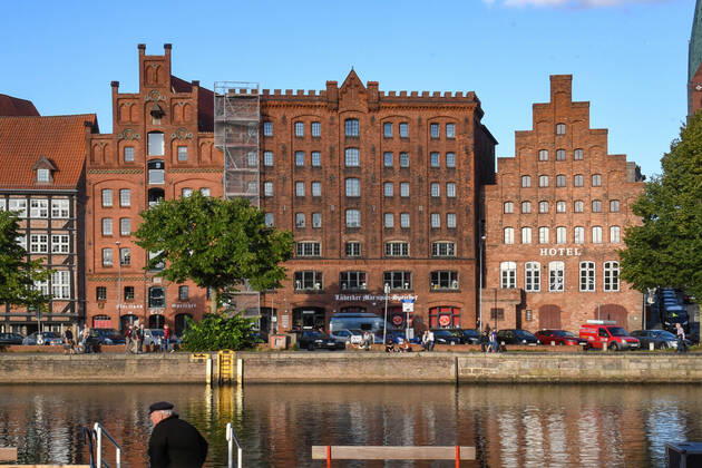 Stadtansicht Lübeck Ð Giebelhäuser und Backstein-Fassaden an der Undertrave in der Lübecker Altstadt. Seit 1987 ist die Lübecker Altstadt UNESCO Weltkulturerbe. Schleswig-Holstein will wieder vorsichtig öffnen für Touristen aus ganz Deutschland. (Archivbild Sommer 2017). Foto:Winfried Rothermel