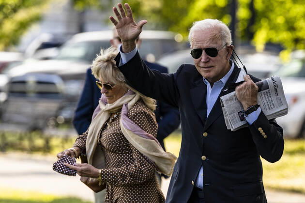 News Bilder des Tages May 15, 2021, Washington, District of Columbia, USA: United States President Joe Biden and first lady Dr. Jill Biden take off their face mask as they board Marine One on the Ellipse near the White House in Washington, D.C., U.S., on Saturday, May 15, 2021. Biden rescinded several executive actions on Friday that were put in place by Donald Trump, including one targeting social media companies that his predecessor had ordered after Twitter fact-checked his tweets Washington USA - ZUMAs152 20210515_zaa_s152_008 Copyright: xSamuelxCorumx-xPoolxViaxCnpx