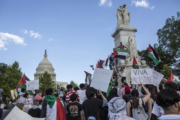 News Bilder des Tages May 15, 2021, Washington, District of Columbia, USA: Activists and protesters take part in a rally in support of Palestinians in Washington, DC, United States on May 15, 2021. Demonstrators gathered near the Washington monument and marched towards the Capitol building, carrying Palestinian flags and banners. Washington USA - ZUMAr125 20210515_zap_r125_003 Copyright: xProbalxRashidx