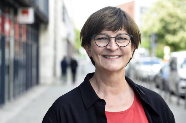 Saskia Esken bei der Hissung der Regenbogenflagge anlässlich des Internationalen Tages gegen Homo-, Bi-, Inter- und Transphobie am Willy-Brandt-Haus. Berlin, 17.05.2021