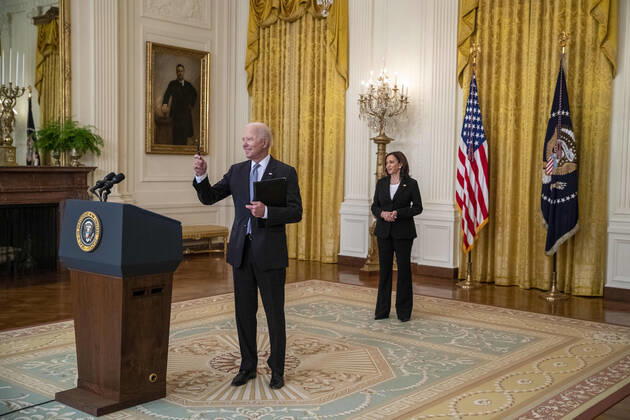 News Bilder des Tages May 17, 2021, Washington, District of Columbia, USA: United States President Joe Biden, with US Vice President Kamala Harris, stops to respond to a question from the news media following his remarks on the COVID-19 response and the vaccination program from the East Room of the White House in Washington, DC, USA, 17 May 2021..The President announced the US will share its excess vaccines with other nations Washington USA - ZUMAs152 20210517_zaa_s152_047 Copyright: xShawnxThewx-xPoolxViaxCnpx