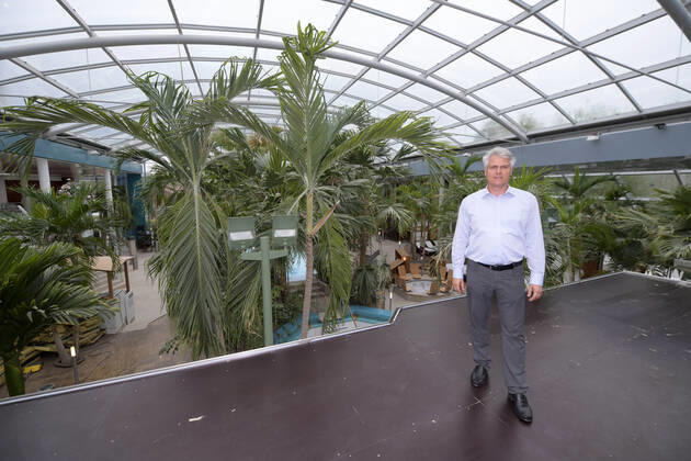 18.05.2021, Bad Wörishofen, 300 Tage im Corona-Lockdown, die Therme in Bad Wörishofen nutzt die Zeit ohne Gäste um umfangreiche Renovierungen und Neubauten zu realisieren. Im Bild: Geschäftsführer Jörg Wund hofft auf bald sinkende Infektionszahlen um Aussicht auf Wiedereröffnung zu haben. Die Therme musste bisher einen Umsatzrückgang von 12 Millionen Euro verkraften. Hier auf der neuen Empore für zusätzliche Liegeflächen. 18.05.2021, Bad Wörishofen Therme 300 Tage im Lockdown 18.05.2021, Bad Wörishofen Therme 300 Tage im Lockdown
