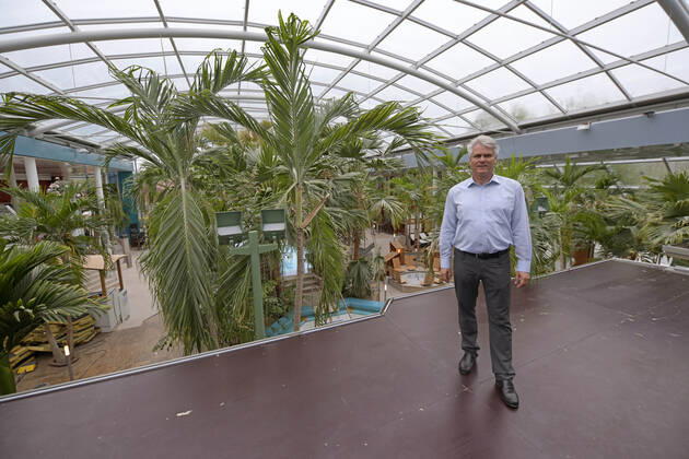 18.05.2021, Bad Wörishofen, 300 Tage im Corona-Lockdown, die Therme in Bad Wörishofen nutzt die Zeit ohne Gäste um umfangreiche Renovierungen und Neubauten zu realisieren. Im Bild: Geschäftsführer Jörg Wund hofft auf bald sinkende Infektionszahlen um Aussicht auf Wiedereröffnung zu haben. Die Therme musste bisher einen Umsatzrückgang von 12 Millionen Euro verkraften. Hier auf der neuen Empore für zusätzliche Liegeflächen. 18.05.2021, Bad Wörishofen Therme 300 Tage im Lockdown 18.05.2021, Bad Wörishofen Therme 300 Tage im Lockdown