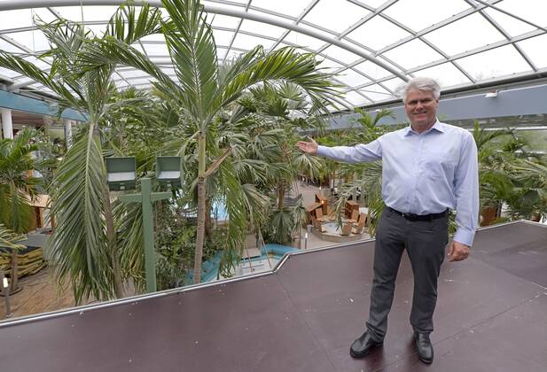 18.05.2021, Bad Wörishofen, 300 Tage im Corona-Lockdown, die Therme in Bad Wörishofen nutzt die Zeit ohne Gäste um umfangreiche Renovierungen und Neubauten zu realisieren. Im Bild: Geschäftsführer Jörg Wund hofft auf bald sinkende Infektionszahlen um Aussicht auf Wiedereröffnung zu haben. Die Therme musste bisher einen Umsatzrückgang von 12 Millionen Euro verkraften. Hier auf der neuen Empore für zusätzliche Liegeflächen. 18.05.2021, Bad Wörishofen Therme 300 Tage im Lockdown 18.05.2021, Bad Wörishofen Therme 300 Tage im Lockdown