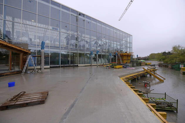 18.05.2021, Bad Wörishofen, 300 Tage im Corona-Lockdown, die Therme in Bad Wörishofen nutzt die Zeit ohne Gäste um umfangreiche Renovierungen und Neubauten zu realisieren. Geschäftsführer Jörg Wund hofft auf bald sinkende Infektionszahlen um Aussicht auf Wiedereröffnung zu haben. Die Therme musste bisher einen Umsatzrückgang von 12 Millionen Euro verkraften. Hier der Saunabereich aussen mit der Baustelle für den neuen Wintergarten am großen Teich. 18.05.2021, Bad Wörishofen Therme 300 Tage im Lockdown 18.05.2021, Bad Wörishofen Therme 300 Tage im Lockdown