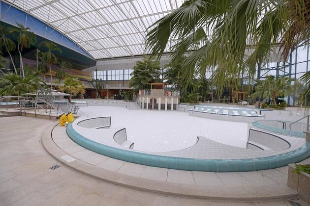 18.05.2021, Bad Wörishofen, 300 Tage im Corona-Lockdown, die Therme in Bad Wörishofen nutzt die Zeit ohne Gäste um umfangreiche Renovierungen und Neubauten zu realisieren. Geschäftsführer Jörg Wund hofft auf bald sinkende Infektionszahlen um Aussicht auf Wiedereröffnung zu haben. Die Therme musste bisher einen Umsatzrückgang von 12 Millionen Euro verkraften. Hier der Thermenbereich, das große Becken ist ohne Wasser, die weissen Fliesen wurden teilweise erneuert. 18.05.2021, Bad Wörishofen Therme 300 Tage im Lockdown 18.05.2021, Bad Wörishofen Therme 300 Tage im Lockdown