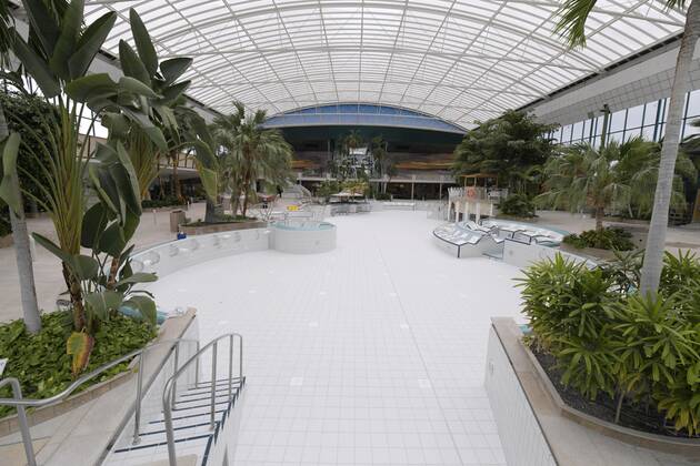 18.05.2021, Bad Wörishofen, 300 Tage im Corona-Lockdown, die Therme in Bad Wörishofen nutzt die Zeit ohne Gäste um umfangreiche Renovierungen und Neubauten zu realisieren. Geschäftsführer Jörg Wund hofft auf bald sinkende Infektionszahlen um Aussicht auf Wiedereröffnung zu haben. Die Therme musste bisher einen Umsatzrückgang von 12 Millionen Euro verkraften. Hier der Thermenbereich, das große Becken ist ohne Wasser, die weissen Fliesen wurden teilweise erneuert. 18.05.2021, Bad Wörishofen Therme 300 Tage im Lockdown 18.05.2021, Bad Wörishofen Therme 300 Tage im Lockdown