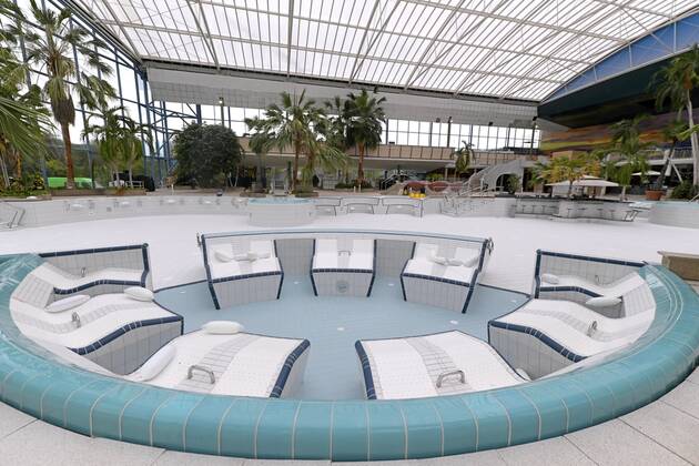 18.05.2021, Bad Wörishofen, 300 Tage im Corona-Lockdown, die Therme in Bad Wörishofen nutzt die Zeit ohne Gäste um umfangreiche Renovierungen und Neubauten zu realisieren. Geschäftsführer Jörg Wund hofft auf bald sinkende Infektionszahlen um Aussicht auf Wiedereröffnung zu haben. Die Therme musste bisher einen Umsatzrückgang von 12 Millionen Euro verkraften. Hier der Thermenbereich, das große Becken und die Sprudelliegen sind ohne Wasser, die weissen Fliesen wurden teilweise erneuert. 18.05.2021, Bad Wörishofen Therme 300 Tage im Lockdown 18.05.2021, Bad Wörishofen Therme 300 Tage im Lockdown