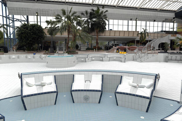 18.05.2021, Bad Wörishofen, 300 Tage im Corona-Lockdown, die Therme in Bad Wörishofen nutzt die Zeit ohne Gäste um umfangreiche Renovierungen und Neubauten zu realisieren. Geschäftsführer Jörg Wund hofft auf bald sinkende Infektionszahlen um Aussicht auf Wiedereröffnung zu haben. Die Therme musste bisher einen Umsatzrückgang von 12 Millionen Euro verkraften. Hier der Thermenbereich, das große Becken und die Sprudelliegen sind ohne Wasser, die weissen Fliesen wurden teilweise erneuert. 18.05.2021, Bad Wörishofen Therme 300 Tage im Lockdown 18.05.2021, Bad Wörishofen Therme 300 Tage im Lockdown