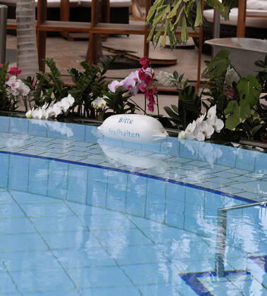 18.05.2021, Bad Wörishofen, 300 Tage im Corona-Lockdown, die Therme in Bad Wörishofen nutzt die Zeit ohne Gäste um umfangreiche Renovierungen und Neubauten zu realisieren. Geschäftsführer Jörg Wund hofft auf bald sinkende Infektionszahlen um Aussicht auf Wiedereröffnung zu haben. Die Therme musste bisher einen Umsatzrückgang von 12 Millionen Euro verkraften. Hier der Saunabereich mit den Palmen und Orchideen am Beckenrand und Bitte Freihalten Schilder 18.05.2021, Bad Wörishofen Therme 300 Tage im Lockdown 18.05.2021, Bad Wörishofen Therme 300 Tage im Lockdown