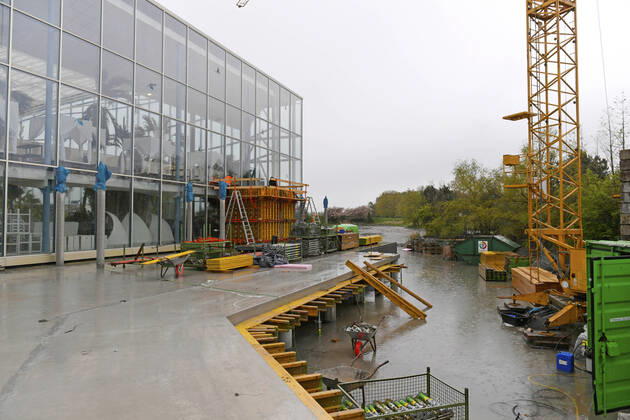 18.05.2021, Bad Wörishofen, 300 Tage im Corona-Lockdown, die Therme in Bad Wörishofen nutzt die Zeit ohne Gäste um umfangreiche Renovierungen und Neubauten zu realisieren. Geschäftsführer Jörg Wund hofft auf bald sinkende Infektionszahlen um Aussicht auf Wiedereröffnung zu haben. Die Therme musste bisher einen Umsatzrückgang von 12 Millionen Euro verkraften. Hier der Saunabereich aussen mit der Baustelle für den neuen Wintergarten am großen Teich. 18.05.2021, Bad Wörishofen Therme 300 Tage im Lockdown 18.05.2021, Bad Wörishofen Therme 300 Tage im Lockdown
