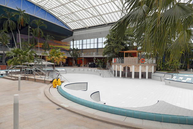 18.05.2021, Bad Wörishofen, 300 Tage im Corona-Lockdown, die Therme in Bad Wörishofen nutzt die Zeit ohne Gäste um umfangreiche Renovierungen und Neubauten zu realisieren. Geschäftsführer Jörg Wund hofft auf bald sinkende Infektionszahlen um Aussicht auf Wiedereröffnung zu haben. Die Therme musste bisher einen Umsatzrückgang von 12 Millionen Euro verkraften. Hier der Thermenbereich, das große Becken ist ohne Wasser, die weissen Fliesen wurden teilweise erneuert. 18.05.2021, Bad Wörishofen Therme 300 Tage im Lockdown 18.05.2021, Bad Wörishofen Therme 300 Tage im Lockdown