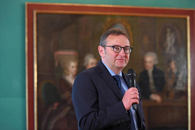 Pressekonferenz zur Programmpräsentation der Mozartwooche 2022 in Salzburg, am 19.05.21. Das Bild zeigt den Chief Market Officer der Internationalen Stiftung Mozarteum in Salzburg, Rainer Heneis, während einer Ansprache an die anwesenden Journalisten. Im Hintergrund ist ein Bild der Familie Mozart zu sehen. 2021 - Pressekonferenz zur Programmpräsentation der Mozartwooche 2022 in Salzburg, am 19.05.21
