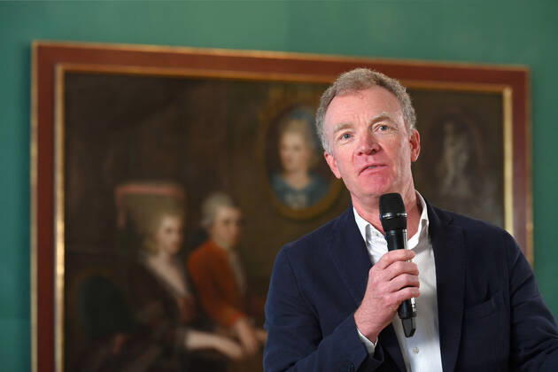 Pressekonferenz zur Programmpräsentation der Mozartwooche 2022 in Salzburg, am 19.05.21. Das Bild zeigt den Präsidentender Internationalen Stiftung Mozarteum Salzburg, Johannes Honsig-Erlenburg, während einer Ansprache an die anwesenden Journalisten. Im Hintergrund ist ein Bild der Familie Mozart zu sehen. 2021 - Pressekonferenz zur Programmpräsentation der Mozartwooche 2022 in Salzburg, am 19.05.21