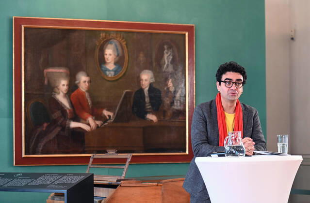 Pressekonferenz zur Programmpräsentation der Mozartwooche 2022 in Salzburg, am 19.05.21. Das Bild zeigt den Intendaten der Mozartwochen, Rolando Villazon während seines Vortrags zur Programmpräsentation. Im Hintergrund ist ein Bild der Familie Mozart zu sehen. 2021 - Pressekonferenz zur Programmpräsentation der Mozartwooche 2022 in Salzburg, am 19.05.21