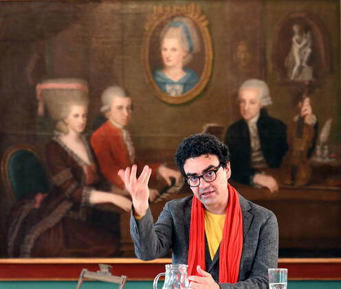Pressekonferenz zur Programmpräsentation der Mozartwooche 2022 in Salzburg, am 19.05.21. Das Bild zeigt den Intendaten der Mozartwochen, Rolando Villazon während seines Vortrags zur Programmpräsentation. Im Hintergrund ist ein Bild der Familie Mozart zu sehen. 2021 - Pressekonferenz zur Programmpräsentation der Mozartwooche 2022 in Salzburg, am 19.05.21
